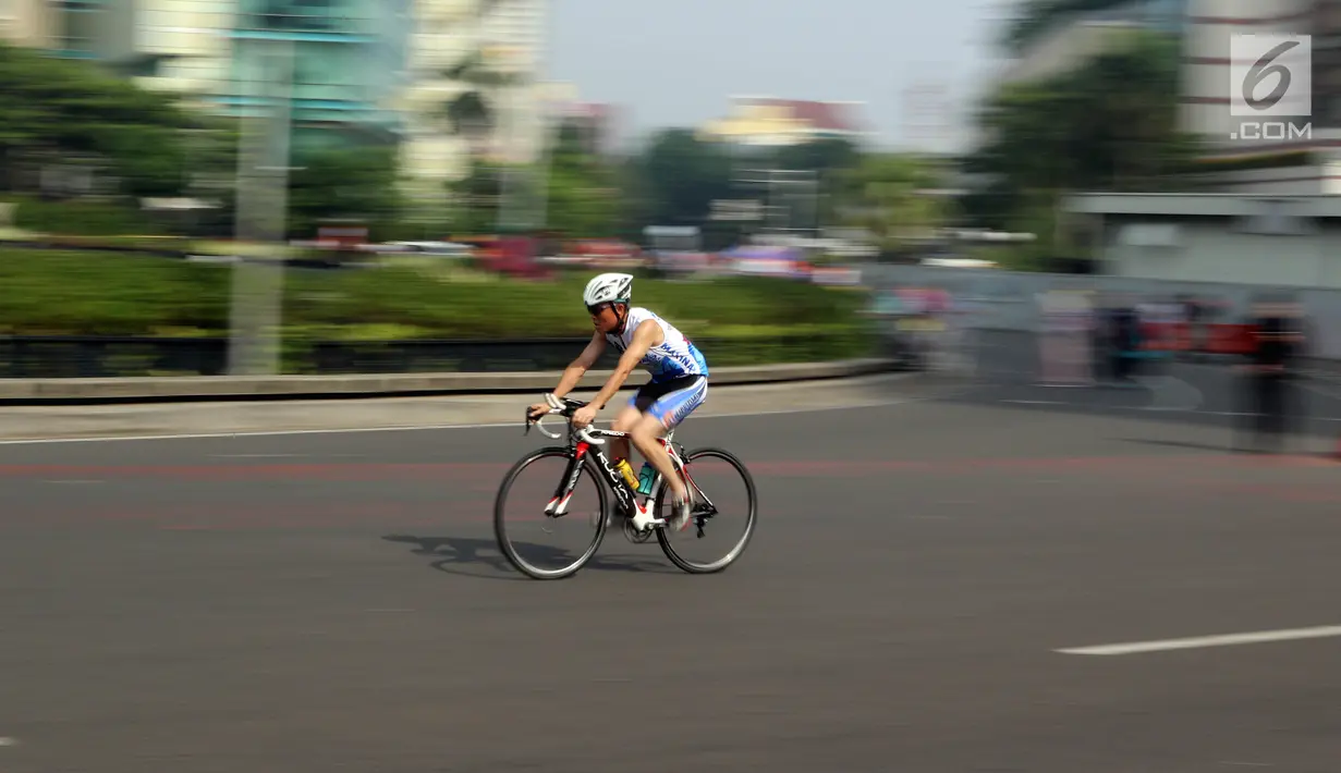 Seorang pria bersepeda di kawasan CFD, Jakarta, Minggu (28/5). Kawasan CFD terlihat sepi pada Minggu pertama Bulan Ramadan 1438  H.  (Liputan6.com/Johan Tallo)