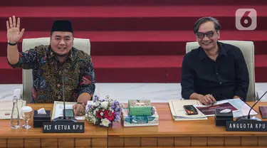 Plt Ketua Komisi Pemilihan Umum (KPU), Mochammad Afifuddin (kiri) bersama Komisioner KPU Yulianto Sudrajat memberikan paparan saat membuka acara Uji Publik Rancangan Peraturan KPU di gedung KPU Republik Indonesia, Jakarta, Jumat (12/7/2024). (Liputan6.com/Angga Yuniar)