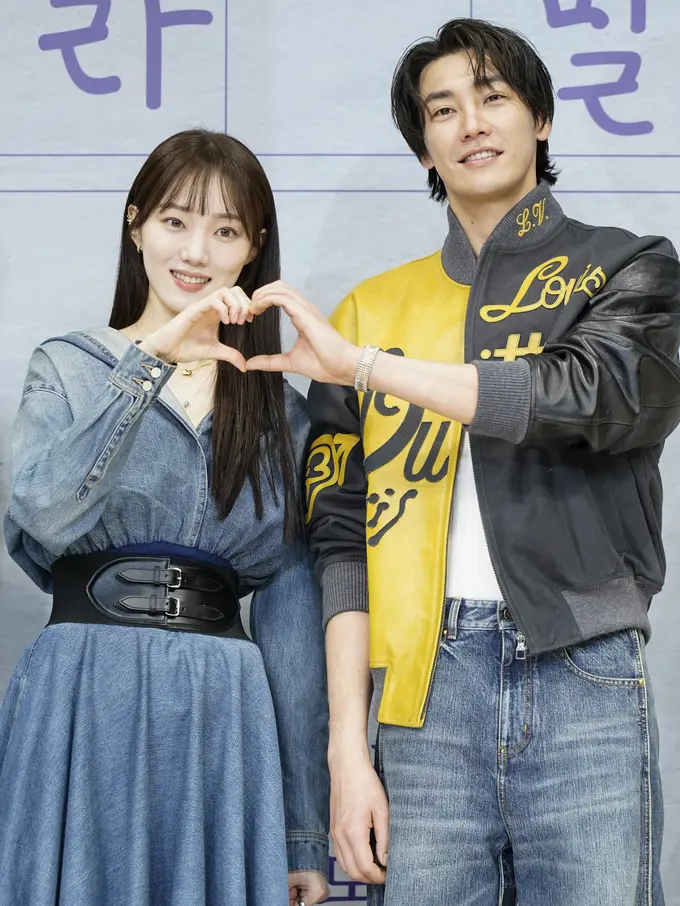 Lee Sung Kyung dan Kim Young Kwang dalam konferensi pers serial Call It Love. (Foto: Disney)