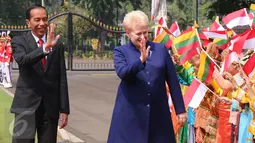 Presiden Joko Widodo mendampingi Presiden Republik Lithuania Dalia Grybauskaite menyapa hadirin saat kunjugannya di Istana Merdeka, Rabu (17/5). (Liputan6.com/Angga Yuniar)