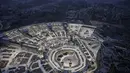 Umat Muslim melaksanakan salat Maghrib di sekitar Ka'bah, tempat suci paling suci dalam Islam, di kompleks Masjidil Haram pada Minggu 24 Mei 2026, menjelang ibadah haji tahunan. (Zain JAAFAR/AFP)