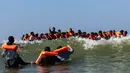 Sejumlah migran menunggu keberangkatan menggunakan perahu milik penyelundup dari pantai Equihen-Plage, Prancis utara, Rabu (23/9/2026). Pada hari yang sama, seorang pria ditemukan tewas di Pantai Neufchâtel-Hardelot setelah upaya penyeberangan menuju Inggris. (Sameer Al-DOUMY/AFP)