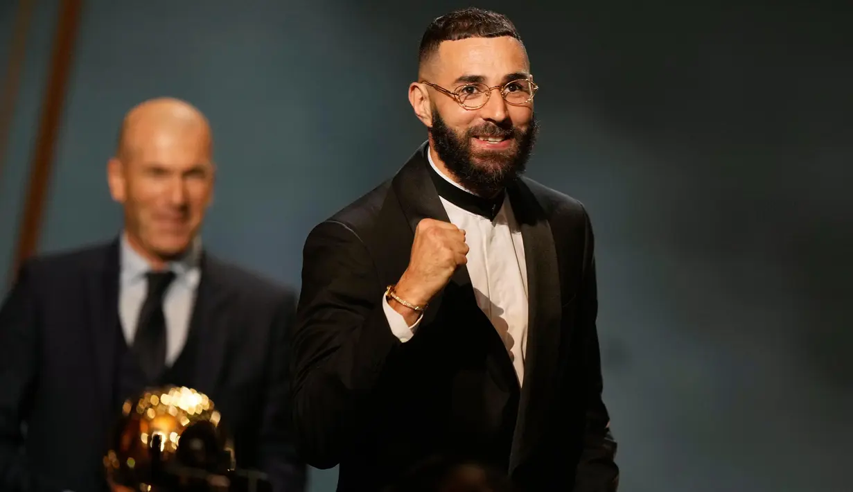 Pemain Real Madrid, Karim Benzema mengepalkan tangan saat terpilih memenangkan trofi Ballon d'Or 2022 di Theater du Chatelet, Paris, Prancis, Senin (17/10/2022). Keberhasilan Karim Benzema meraih trofi Ballon d'Or 2022 membuat striker Real Madrid itu mengikuti jejak dua pemain Los Blancos lainnya, Zinedine Zidane dan Ronaldo. (AP Photo/Francois Mori)