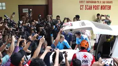 Petugas memindahkan kantong jenazah dari ambulans ke RS Polri, Kramat Jati, Jakarta, Selasa (30/10). Dua kantong jenazah kembali tiba di RS Polri pascakecelakaan pesawat Lion Air JT 610 yang jatuh di perairan Karawang. (Liputan6.com/Immanuel Antonius)