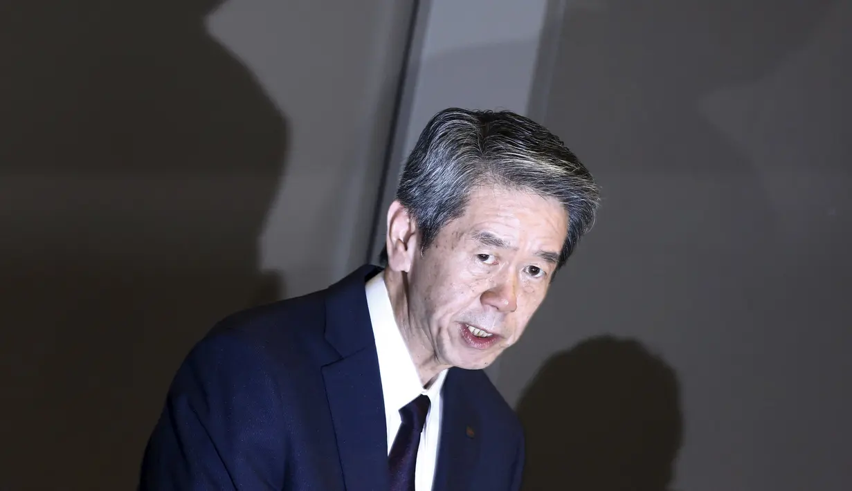Presiden dan CEO Toshiba Corporation Hisao Tanaka saat konferensi pers pengunduran dirinya di Tokyo, Selasa (21/7/2015). Tim peneliti menemukan penyimpangan pencatatan keuntungan perusahaan yang dilakukan Tanaka dari tahun 2008. (Reuters/Thomas Peter)