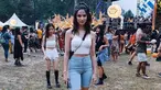 Penampilan Juria Hartmans saat menghadiri sebuah fastival musik pun terlihat cukup santai. Ia memilih mengenakan atasan berwarna putih yang dipadukan dengan celam jeans dan memadukannya dengan tas kecil berwarna hitam. (Liputan6.com/IG/@milkshakesspeare)