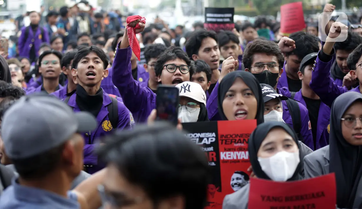 Mahasiswa yang tergabung dalam Badan Eksekutif Mahasiswa (BEM) Seluruh Indonesia melakukan aksi unjuk rasa di kawasan Patung Kuda Arjuna Wiwaha, Jakarta, Kamis (20/2/2025). (Liputan6.com/Helmi Fithriansyah)