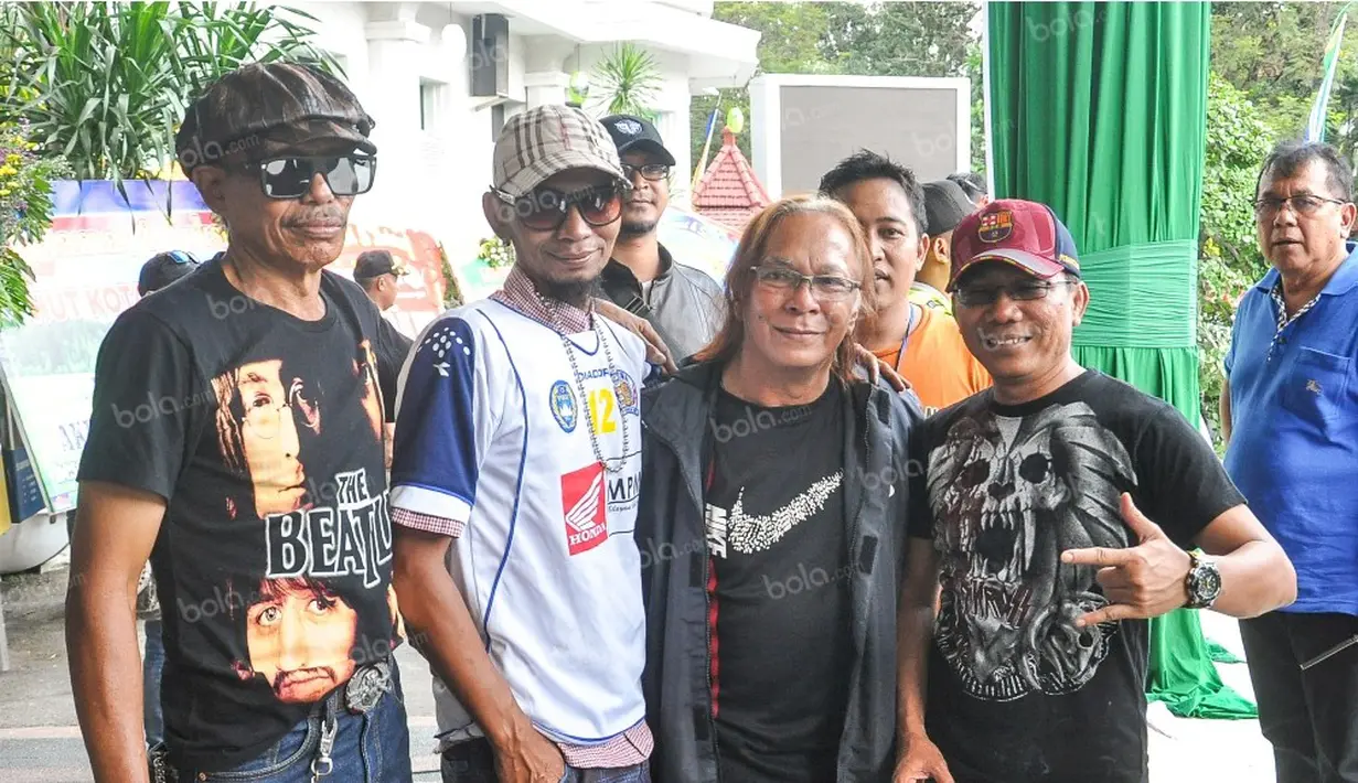 Pendiri Arema, Ovan Tobing, dan pentolan Aremania, Yuli Sumpil dan Cak No, berpose sebelum berangkat menuju Jakarta untuk mendukung Arema Cronus dalam final Torabika Bhayangkara Cup 2016, Sabtu (2/4/2016). (Bola.com/Iwan Setiawan)