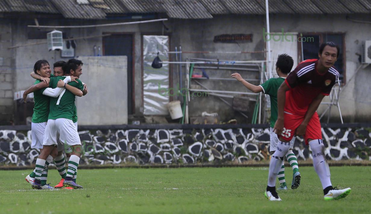 Para pemain MSG merayakan gol Yongki Ari Wibowo ke gawang PS Polri pada laga uji coba di lapangan Mako Brimob, Kelapa Dua, Depok, Rabu (24/2/2016). (Bola.com/Nicklas Hanoatubun)