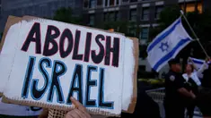 Seorang aktivis pro-Palestina memegang spanduk selama aksi unjuk rasa di luar hotel tempat Perdana Menteri Israel Benjamin Netanyahu berada di New York, Amerika Serikat pada 25 September 2025. (Leonardo MUNOZ/AFP)