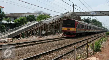 Proyek pembangunan jembatan penyeberangan orang (JPO) di Stasiun Pasar Minggu Baru, Jakarta (30/11). Proyek yang menghabiskan dana APBD sekitar Rp 800 juta merupakan upaya mengurangi angka kecelakaan di lintasan kereta api. (Liputan6.com/Yoppy Renato)