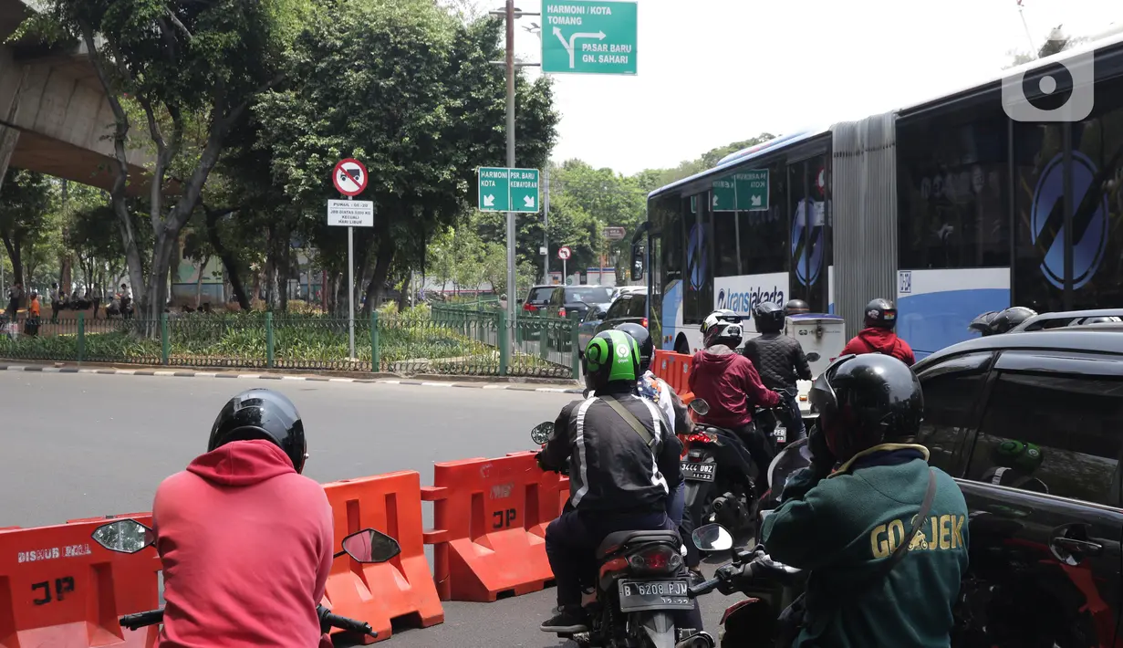Sejumlah pengendara tertahan di belakang pembatas yang menutup jalan menuju Jalan Medan Merdeka Utara, Jakarta, Senin (14/10/2019). Menurut petugas jaga, penutupan ini antisipasi aksi unjuk rasa yang rencananya akan dilakukan di sekitar depan Istana Negara. (Liputan6.com/Helmi Fithriansyah)