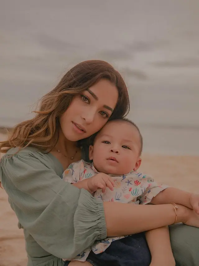 Nikita Willy bersama Baby Izz (Instagram/nikitawillyofficial94)