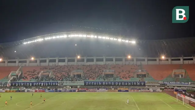Bobotoh dalam laga Persib Bandung kontra Bhayangkara FC di Stadion Pakansari, Kabupaten Bogor, Jumat (24/3/2023) malam WIB.