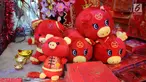 Boneka bertema Imlek dijual di kawasan Glodok, Jakarta, Kamis (31/1). Pernak-pernik Imlek bershio babi tanah sudah mulai ramai dijual. (Liputan6.com/Herman Zakharia)