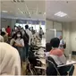 Momen mahasiswa kompak pakai seragam SMA ini bikin dosen bingung, sempat ngira salah masuk kelas. (Sumber: TikTok/kiwiikiaaaw)