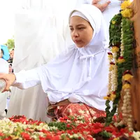 Kabar duka tengah menyelimuti keluarga presenter olahraga Terry Putri. Ibunda Terry, Hj. Tiny Yusrip meninggal dunia pada Sabtu (4/2/2017) pukul 14.25 WIB. Ibunda Terry meninggal di usia 70 tahun.  (Adrian Putra/Bintang.com)