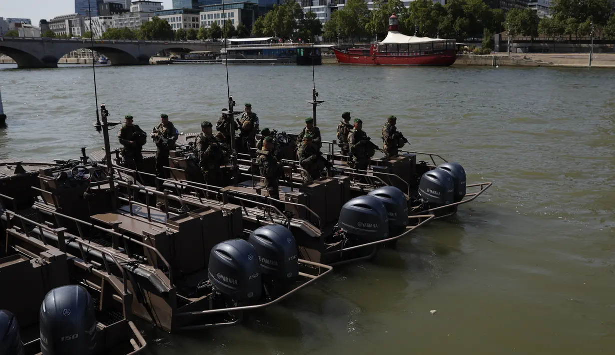 Di antara para prajurit terdapat penyelam tempur, perahu, unit pengumpulan intelijen dengan drone, tim anjing pelacak, dan pasukan yang dilengkapi dengan senjata antidrone. (AP Photo/Aurelien Morissard)