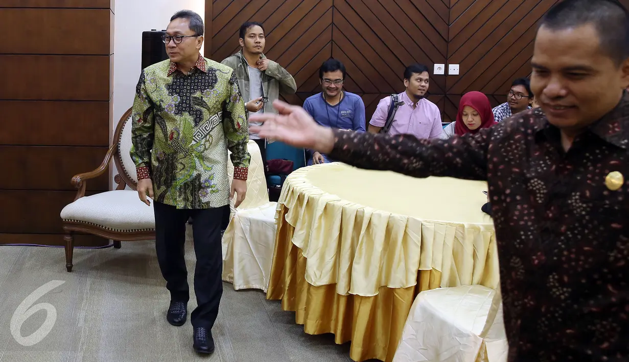 Ketua MPR Zulkifli Hasan bersiap memberi keterangan pers, Jakarta, Selasa (14/2). Zulkifli juga menyinggung masalah Hak Angket Ahok - Gate meski Fraksi PAN di DPR mendukung Hak Anket, namun Zulkifli tidak sependapat. (Liputan6.com/Johan Tallo)