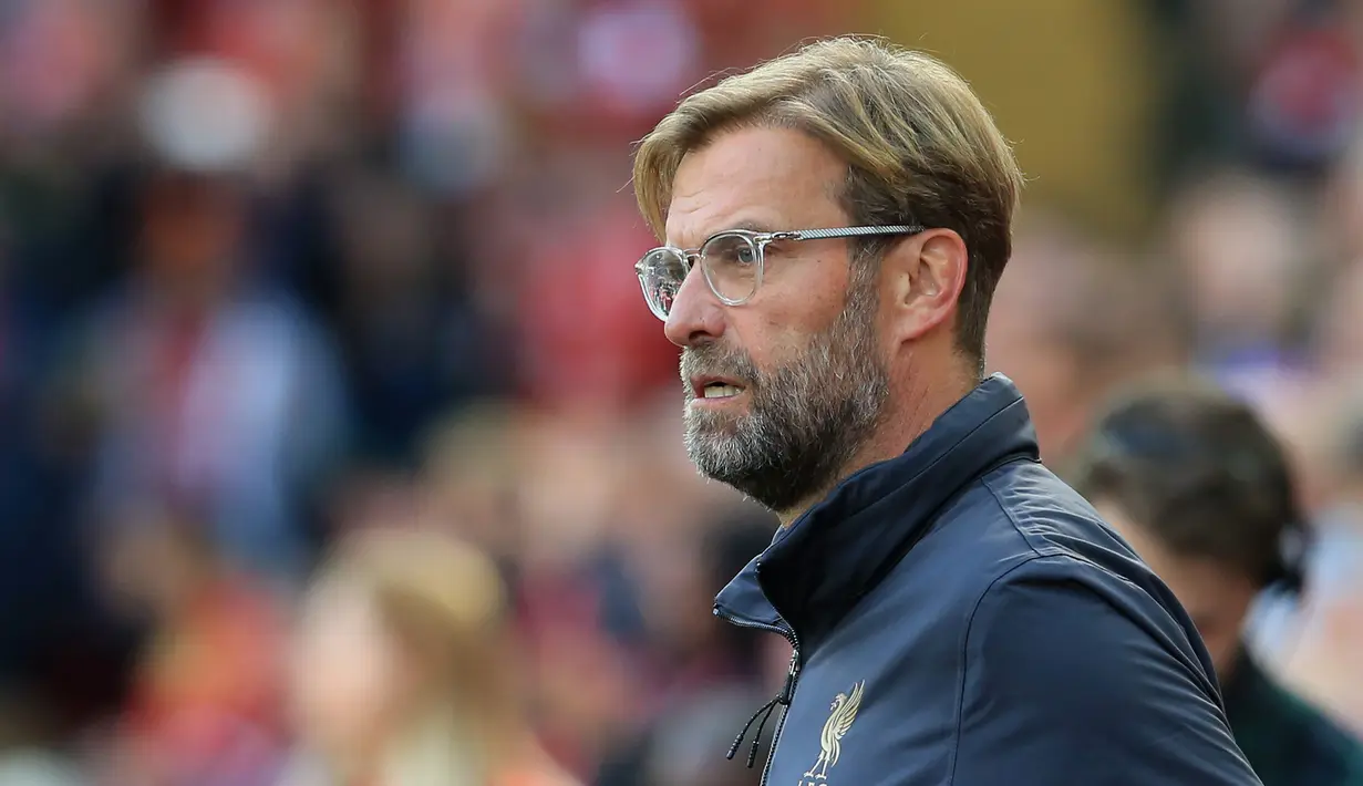 Pelatih Liverpool, Jurgen Klopp melihat para pemainnya bertanding melawan Brighton and Hove Albion pada lanjutan Liga Inggris di Anfield Stadium (25/8). Liverpool menang tipis atas Brighton 1-0. (AFP Photo/Lindsey Parnaby)