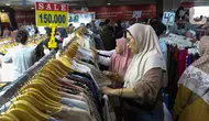 Sejumlah warga memadati Pasar Tanah Abang, Jakarta, Minggu (23/3/2025). (Liputan6.com/Herman Zakharia)
