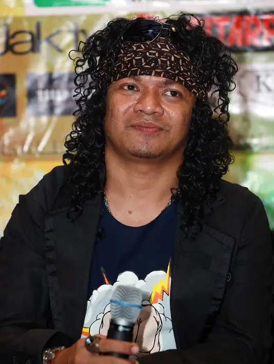 Ditengah penjualan fisik album masih lesu, rocker bersuara tinggi, Candil merilis album bertajuk Rockalisasi. Rasa lega setelah beberapa tahun terhambat. (Deki Prayoga/Bintang.com)