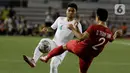 Bek Timnas Indonesia U-22, Asnawi Mangkualam, berusaha merebut bola saat melawan Vietnam U-22 pada laga SEA Games 2019 di Stadion Rizal Memorial, Manila, Filipina, Minggu (1/12/2019). Indonesia kalah 1-2 dari Vietnam. (Bola.com/M Iqbal Ichsan)