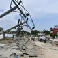 Tiang-tiang listrik roboh usai gempa dan tsunami melanda Kabupaten Sigi, Sulawesi Tengah, Kamis (4/10). Badan Nasional Penanggulangan Bencana (BNPB) mengatakan beberapa lokasi di Sigi terisolir akibat gempa dan tsunami. (ADEK BERRY/AFP)