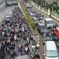 Kendaraan terjebak kemacetan saat melintas di Jalan Raya Pasar Minggu, Jakarta, Rabu (10/6/2020). Tingginya volume kendaraan serta adanya proyek pembangunan flyover menyebabkan kemacetan parah di kawasan tersebut, meskipun saat ini masih dalam status transisi PSBB. (Liputan6.com/Immanuel Antonius)