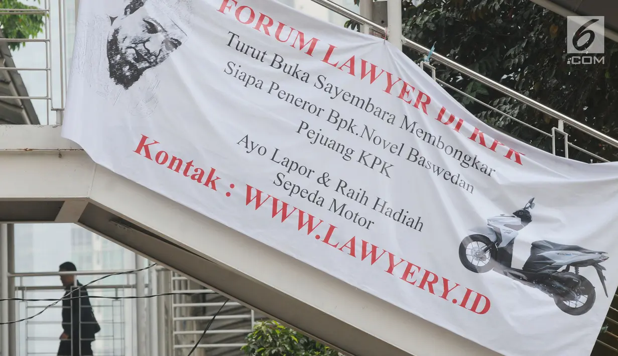 Sebuah banner bertuliskan sayembara kasus penyiraman air keras terhadap penyidik Novel Baswedan terpasang di seberang Gedung KPK, Jakarta, Senin (6/8). Hal ini dilakukan  karena sudah 16 bulan kasus itu tidak kunjung terungkap. (Merdeka.com/Dwi Narwoko)