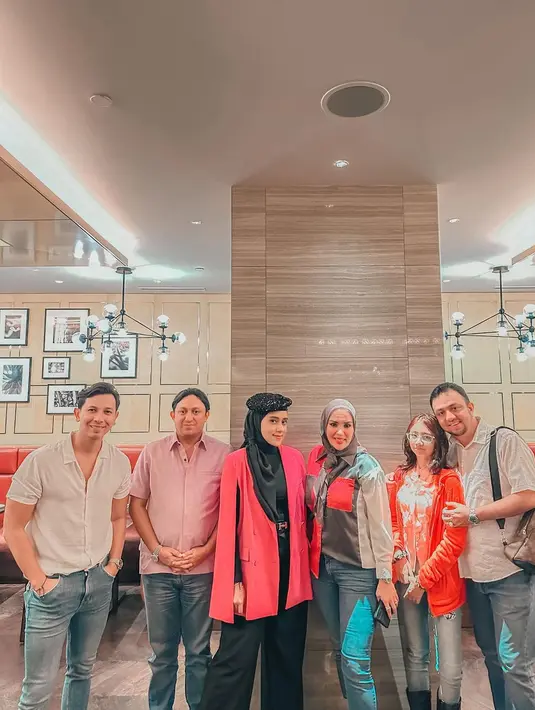 "Dihari lahirku,makasih ya sayang untuk semuanya..Seneng banget bisa kumpul keluarga dan ada sahabat2ku.. Terimakasih keluargaku dan sahabat2ku yang udah hadir," tulis Fairuz membagikan beberapa potretnya. [Instagram/fairuzarafiq]