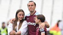 Mark Noble. Gelandang Inggris berusia 35 tahun yang telah berseragam West Ham United sejak pertengahan musim 2004/2005 usai dipromosikan dari tim akademi West Ham U-18 ini memutuskan pensiun di akhir musim 2021/2022 lalu. Ia layak disebut sebagai salah satu legenda West Ham United karena loyalitasnya yang tinggi dengan hanya membela The Hammers sepanjang kariernya. Ia total tampil dalam 548 laga di semua ajang dengan torehan 62 gol dan 61 assist. (AFP/Justin Tallis)