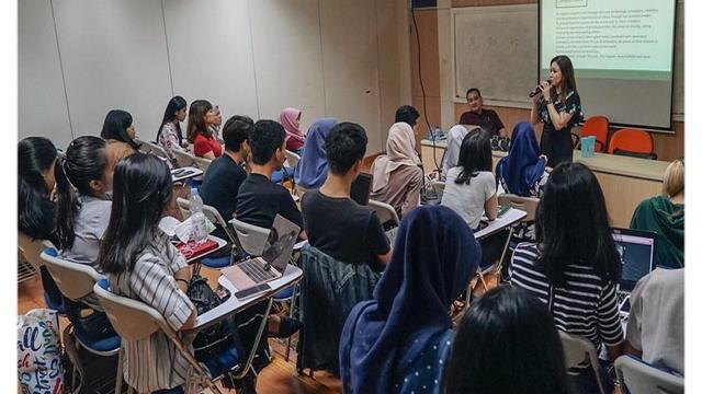 Hasil gambar untuk maia estianty kuliah tamu