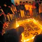 Ratusan suporter mengadakan aksi tabur bunga dan bakar lilin di depan Stadion PKOR Way Halim, Bandar Lampung, Minggu (2/10/2022) malam.