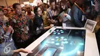Presiden Joko Widodo melihat-lihat booth fintech usai meresmikan pembukaan Indonesia Fintech Festival & Conference di Tangerang, Selasa (30/8). Fintech merupakan industri jasa keuangan berbasis teknologi digital. (Liputan6.com/Faizal Fanani)