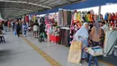 Suasana jembatan penyeberangan multiguna atau skybridge Tanah Abang, Jakarta, Rabu (8/5). Hari ketiga puasa bulan Ramadan, Warga Jakarta dan penyangga sekitarnya sudah mulai berbelanja pakaian muslim dengan harga yang murah untuk kebutuhan sendiri atau dijual kembali. (Liputan6.com/Herman Zakharia)