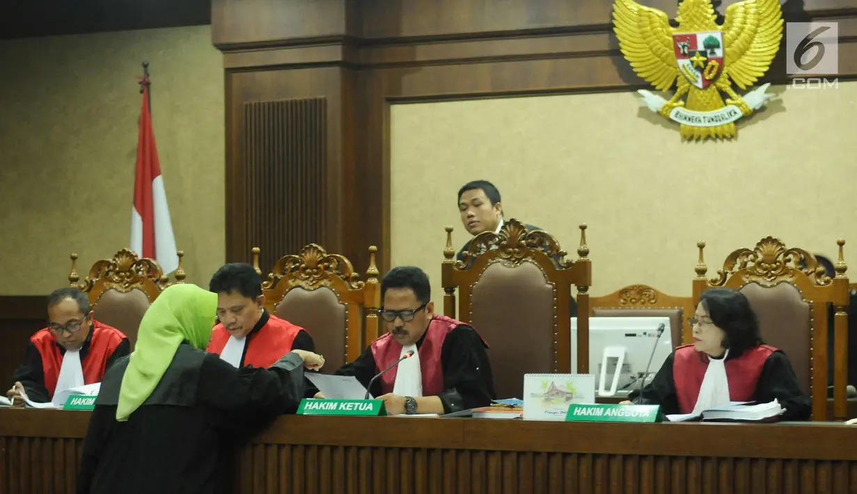 Ketua Majelis Hakim Yanto berbincang dengan JPU KPK saat sidang perdana Setya Novanto di Pengadilan Tipikor, Jakarta, Rabu (13/12). Sidang diskors untuk melakukan pemeriksaan kesehatan terhadap Setya Novanto. (Liputan6.com/Helmi Fithriansyah)