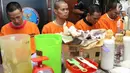Tersangka kasus pabrik gelap narkoba di Majene saat rilis di Gedung BNN Jakarta, Kamis (9/8). Petugas mengamankan barang bukti berupa narkotika dan bahan pembuatnya. (Liputan6.com/Immanuel Antonius)