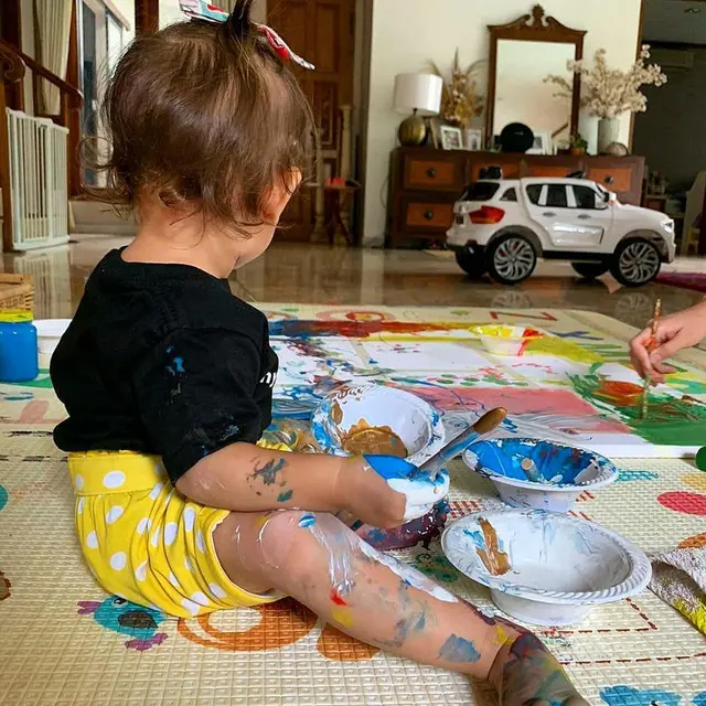 5 Potret Hangat Hamish Daud Temani Sang Putri Mewarnai, Ayah Idaman