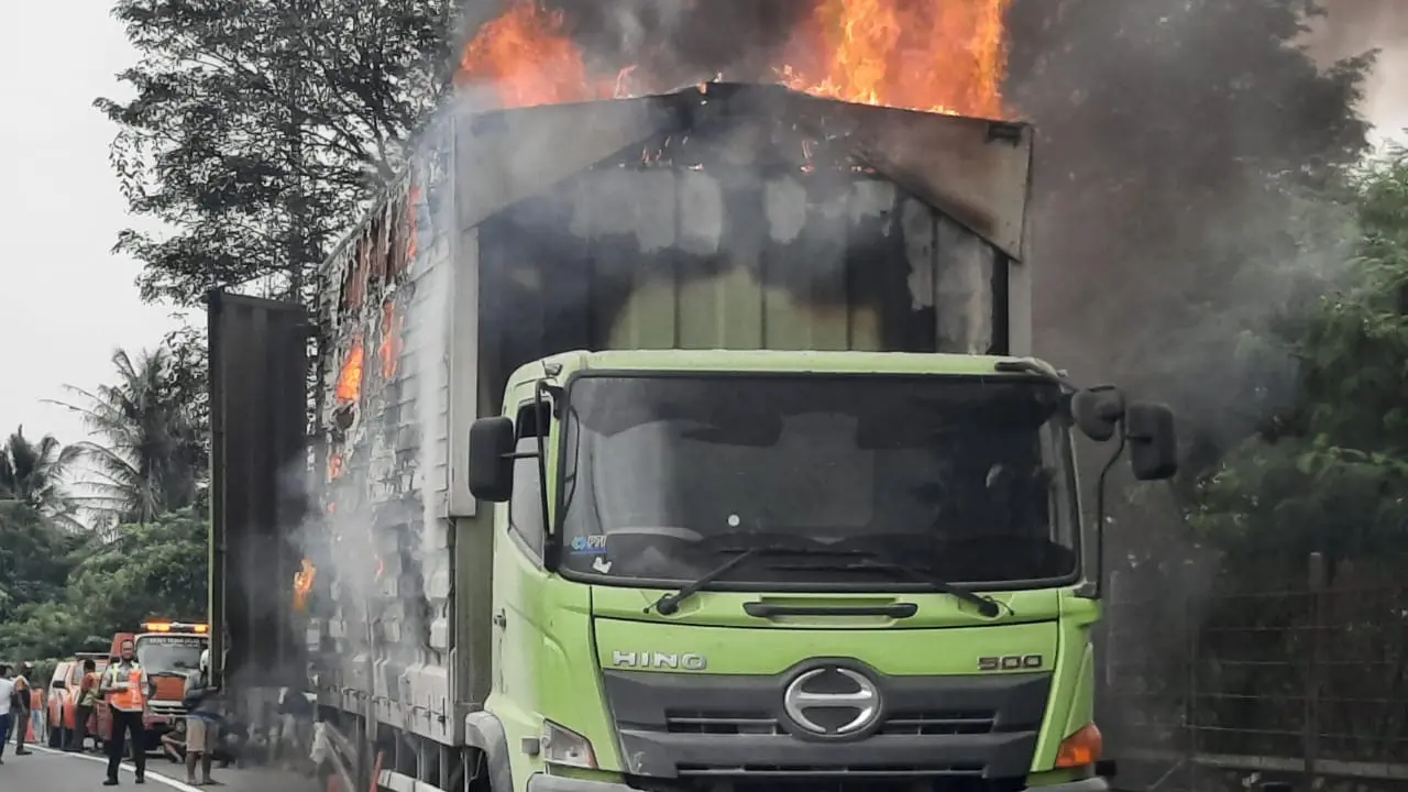 Truk Box Bermuatan Paket JNE Terbakar Di Tol Tangerang-Merak. (Sabtu, 03/04/2021). (Dokumentasi PJR Korlantas Polri Tol Tangerang-Merak).