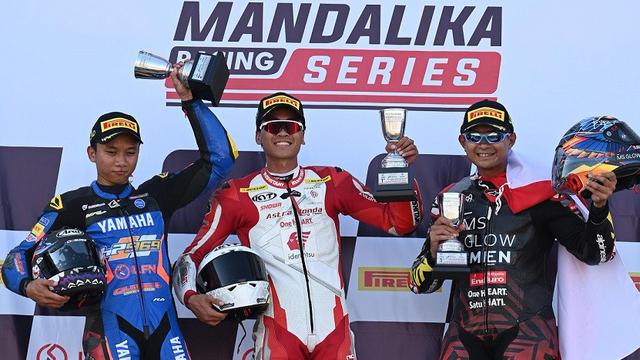 Herjun Atna Firdaus (Tengah)