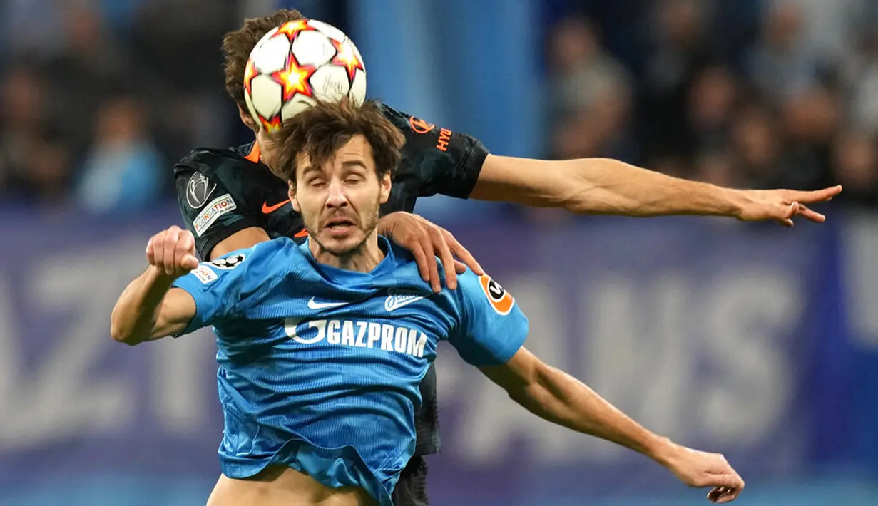 Pemain Zenit St. Petersburg Aleksandr Erokhin berebut bola dengan pemain Chelsea Marcos Alonso pada pertandingan sepak bola Grup H Liga Champions di Gazprom Arena, St.Petersburg, Rusia, 8 Desember 2021. Pertandingan berakhir dengan skor 3-3. (AP Photo/Dmitry Lovetsky)