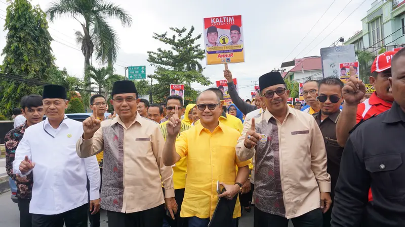 Pasangan Sofyan Hasdam-Rizal Effendi mendaftar ke KPU Kaltim