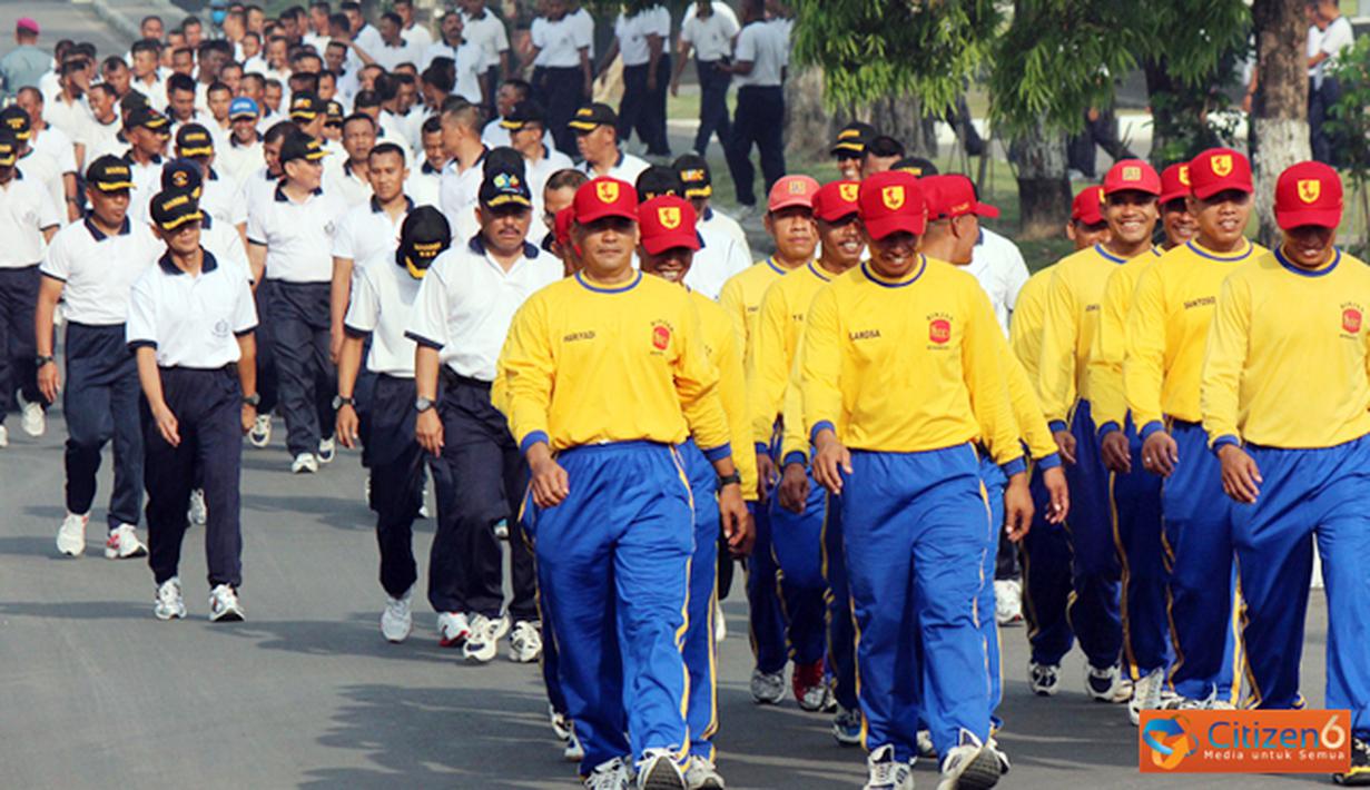 Citizen6, Surabaya: Komandan Pasmar-1 Brigadir Jenderal TNI (Mar) R. Gatot Suprapto melaksanakan jalan sehat bersama seluruh prajurit Pasmar-1 di Trian Sutedi Senaputra Karangpilang Surabaya, Jumat (02/11). (Pengirim: Diyat Akmal Thahar). 