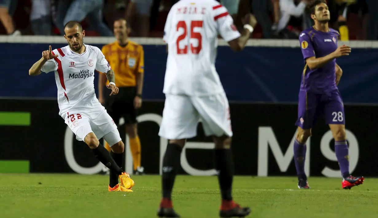 Gelandang Sevilla, Aleix Vidal (kiri) merayakan selebrasi usai mencetak gol ke gawang Fiorentina pada leg pertama semifinal Europa League di Stadion Ramon Sanchez, Kamis (7/5/2015). Sevilla menang 3-0 atas Fiorentina. (REUTERS/Marcelo del Pozo)