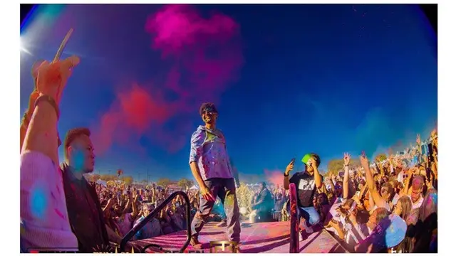 8 Potret Keseruan Artis India Rayakan Holi, Bareng Pasangan hingga Keluarga