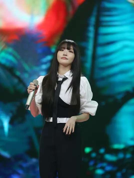 Gaya ini semakin melengkapi aura profesional sekaligus energik yang ia tampilkan di atas panggung. Tidak hanya memukau secara visual, Chung Ha juga menunjukkan kemampuan vokal dan tarinya yang luar biasa.   [KLY/Budy Santoso].
