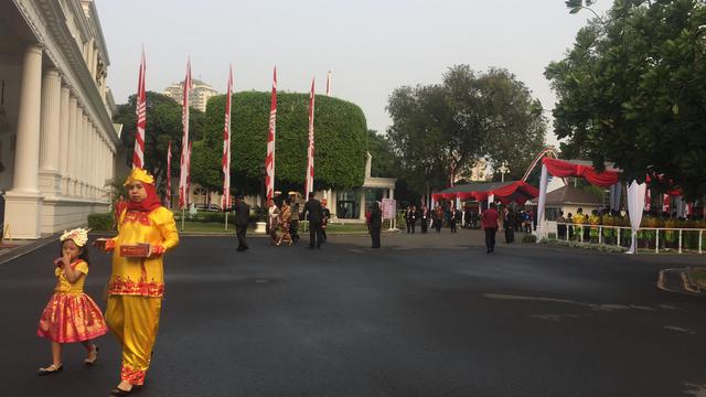 Pakai Baju Adat Tamu Undangan Hut Ke 74 Ri Mulai
