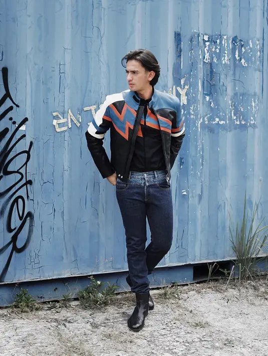 Tak hanya sering memadukan celana jeans dengan kemeja saja. Akan tetapi Omar Daniel juga pernah memadukan celana jeans dengan sebuah jaket kulit yang senada dengan kemajanya. (Liputan6.com/IG/@ omardaniel_)