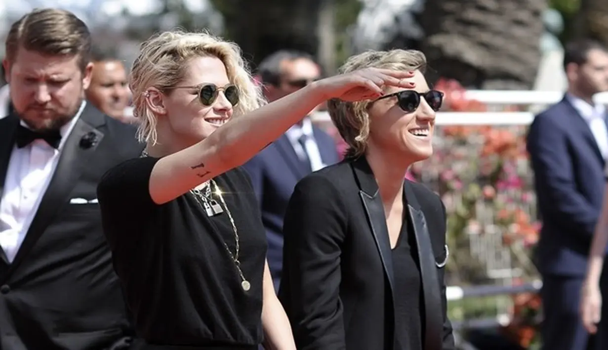 Kristen Stewart memiliki sebuah rencana yang mengejutkan publik. Kristen dan Alicia tengah membicarakan tentang pernikahan. Keduanya juga sudah mempersiapkan pesta pertunangan yang digear tertutup. (Dailymail)